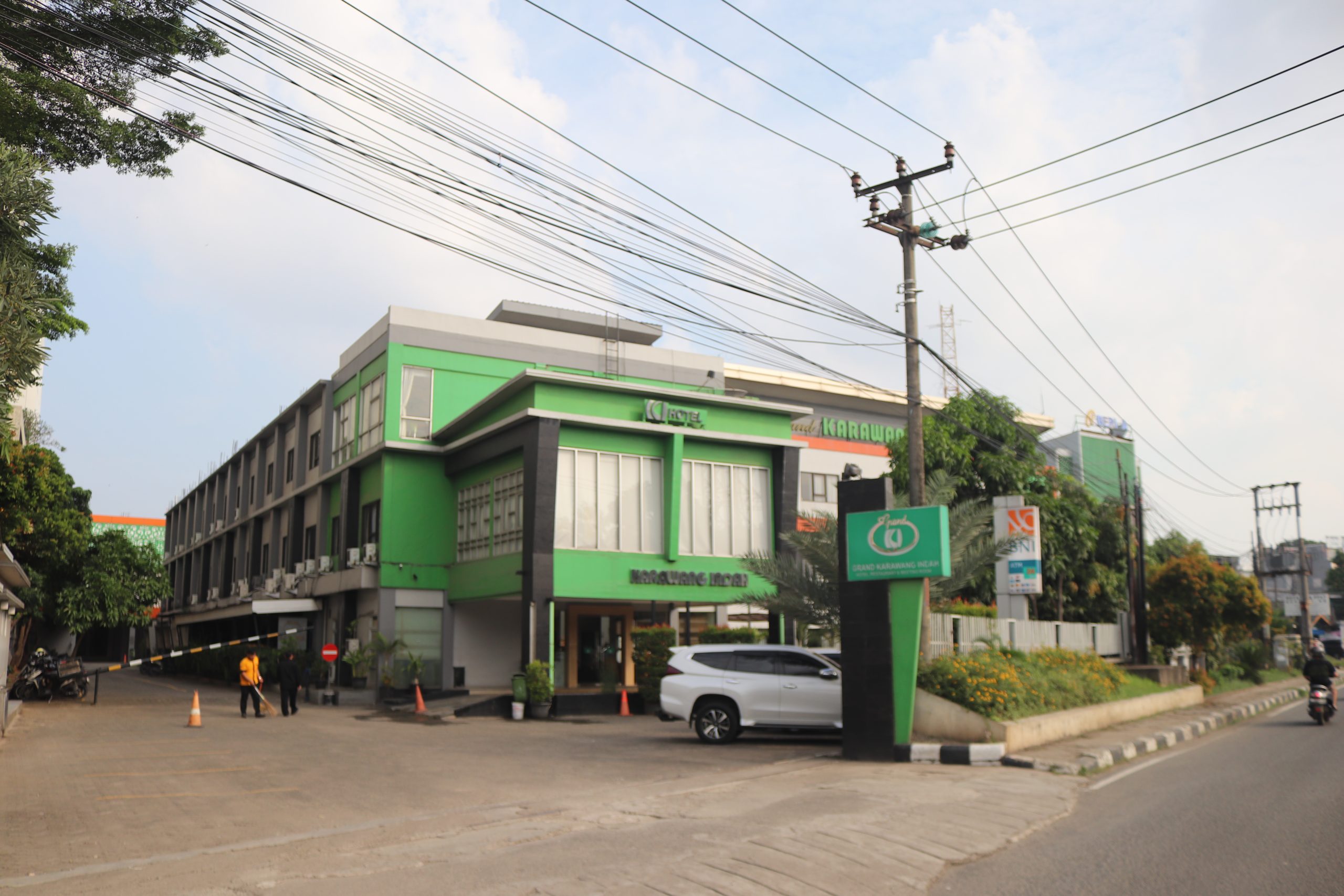 https://hotelgrandkarawangindah.my.id/wp-content/uploads/2020/12/hero-1-scaled.jpg